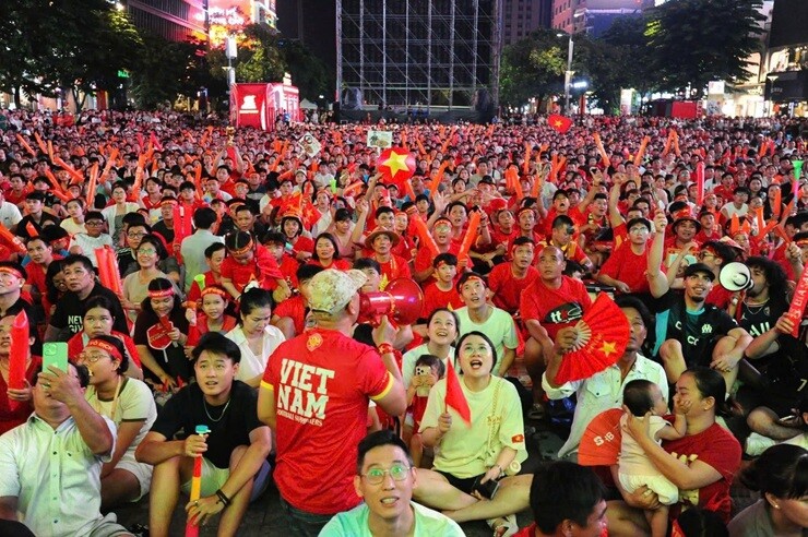 Trực tiếp triệu fan "đi bão" ăn mừng ĐT Việt Nam vô địch AFF Cup 2026 - 6