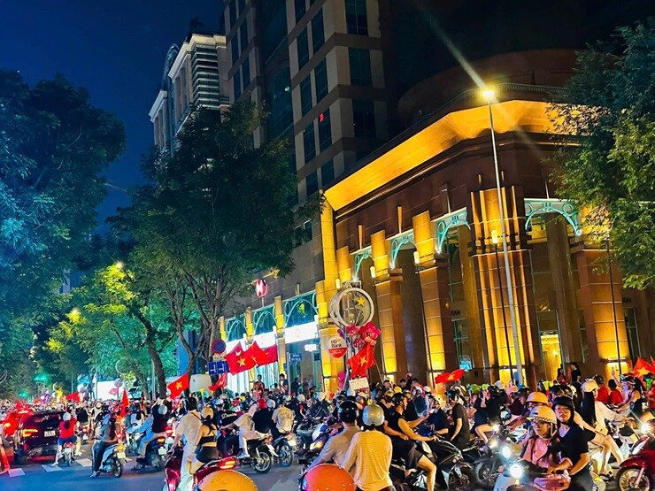 Trực tiếp triệu fan "đi bão" ăn mừng ĐT Việt Nam vô địch AFF Cup 2026 - 2
