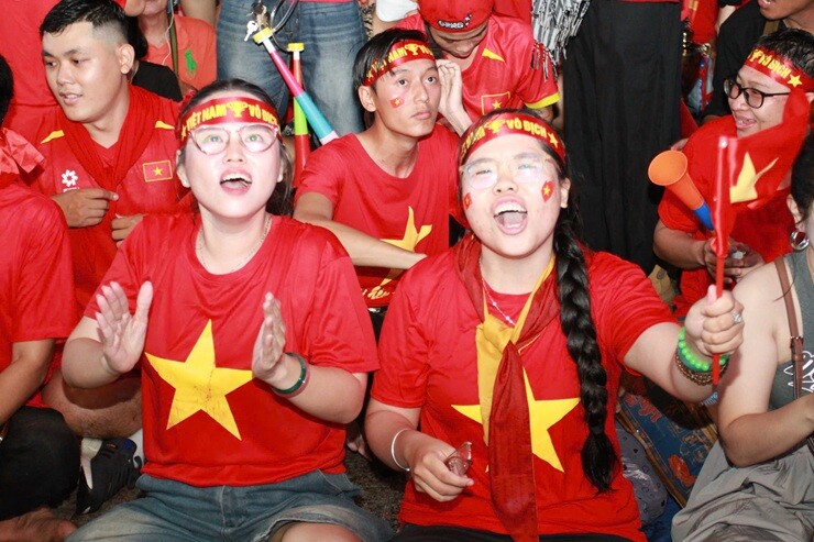 Trực tiếp triệu fan "đi bão" ăn mừng ĐT Việt Nam vô địch AFF Cup 2026 - 4