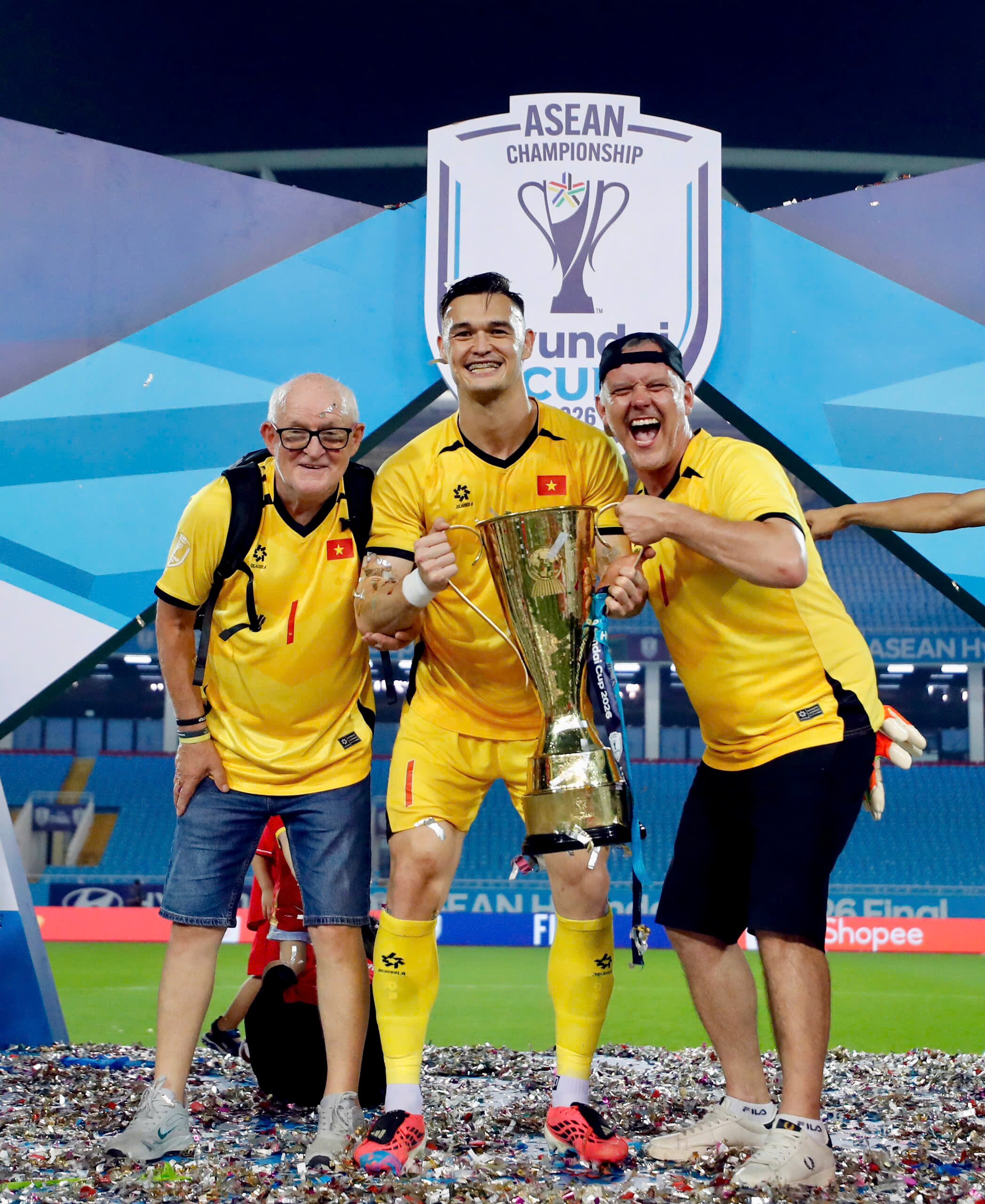 Văn Hậu được vợ xinh “thưởng nóng”, bà xã Quang Hải tự hào chiến tích vô địch AFF Cup - 7