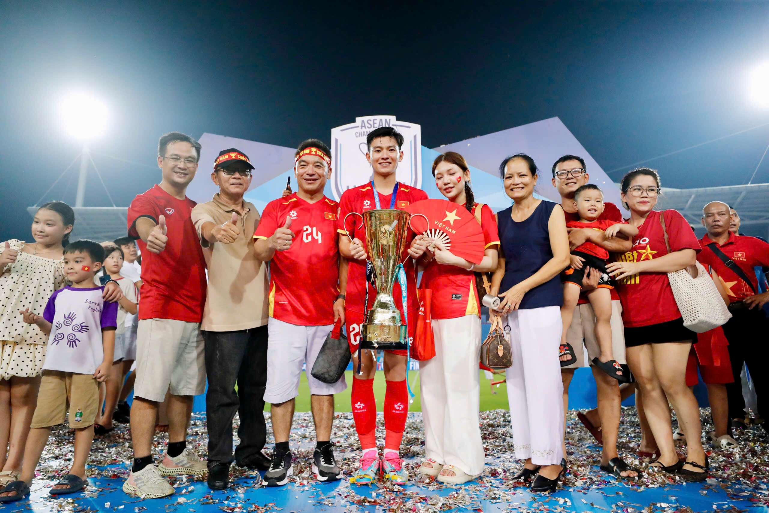 Văn Hậu được vợ xinh “thưởng nóng”, bà xã Quang Hải tự hào chiến tích vô địch AFF Cup - 6