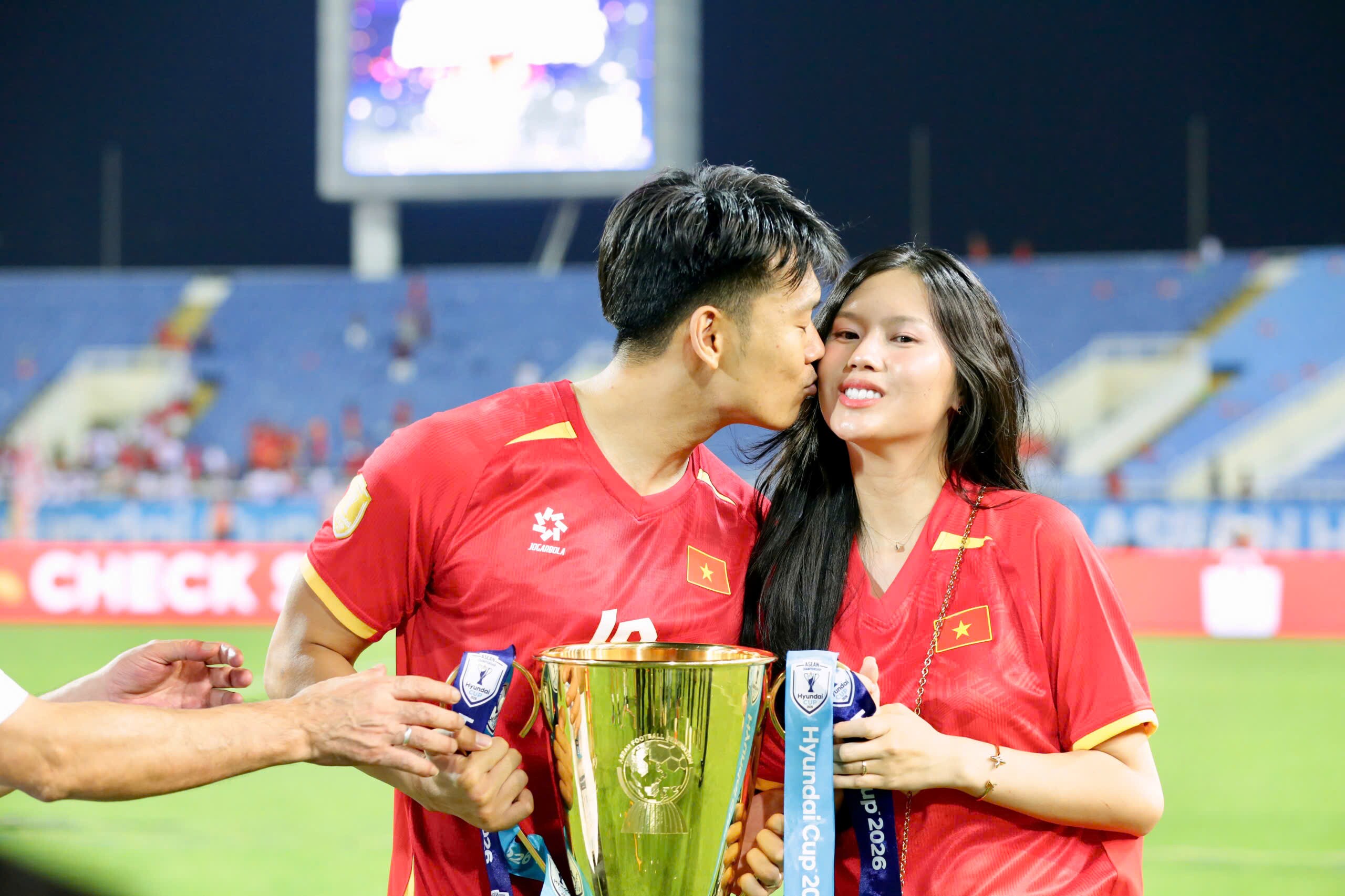 Văn Hậu được vợ xinh “thưởng nóng”, bà xã Quang Hải tự hào chiến tích vô địch AFF Cup - 4