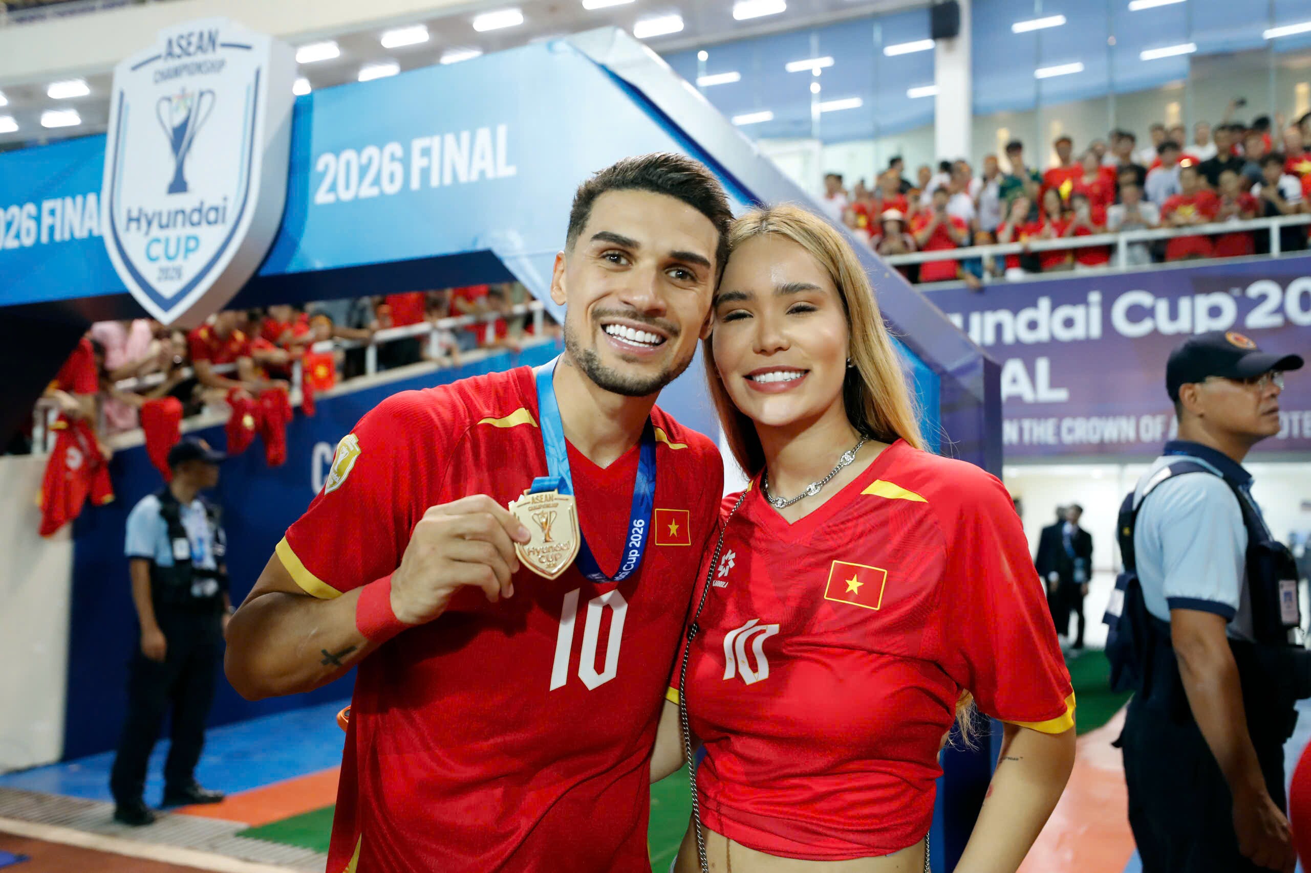 Văn Hậu được vợ xinh “thưởng nóng”, bà xã Quang Hải tự hào chiến tích vô địch AFF Cup - 11