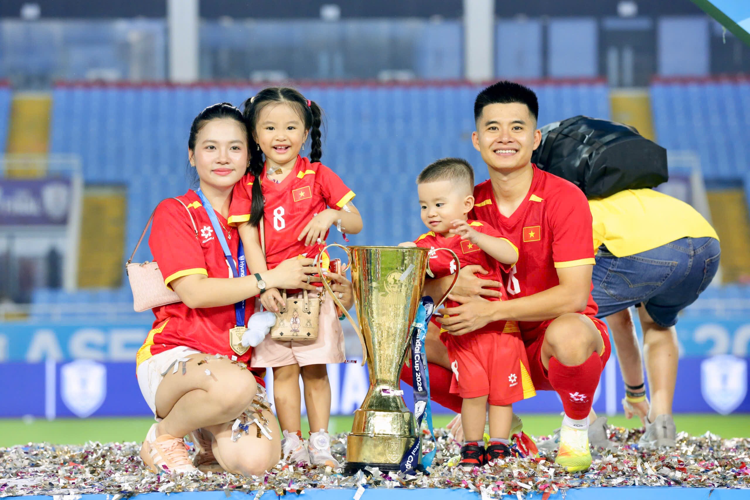 Văn Hậu được vợ xinh “thưởng nóng”, bà xã Quang Hải tự hào chiến tích vô địch AFF Cup - 15