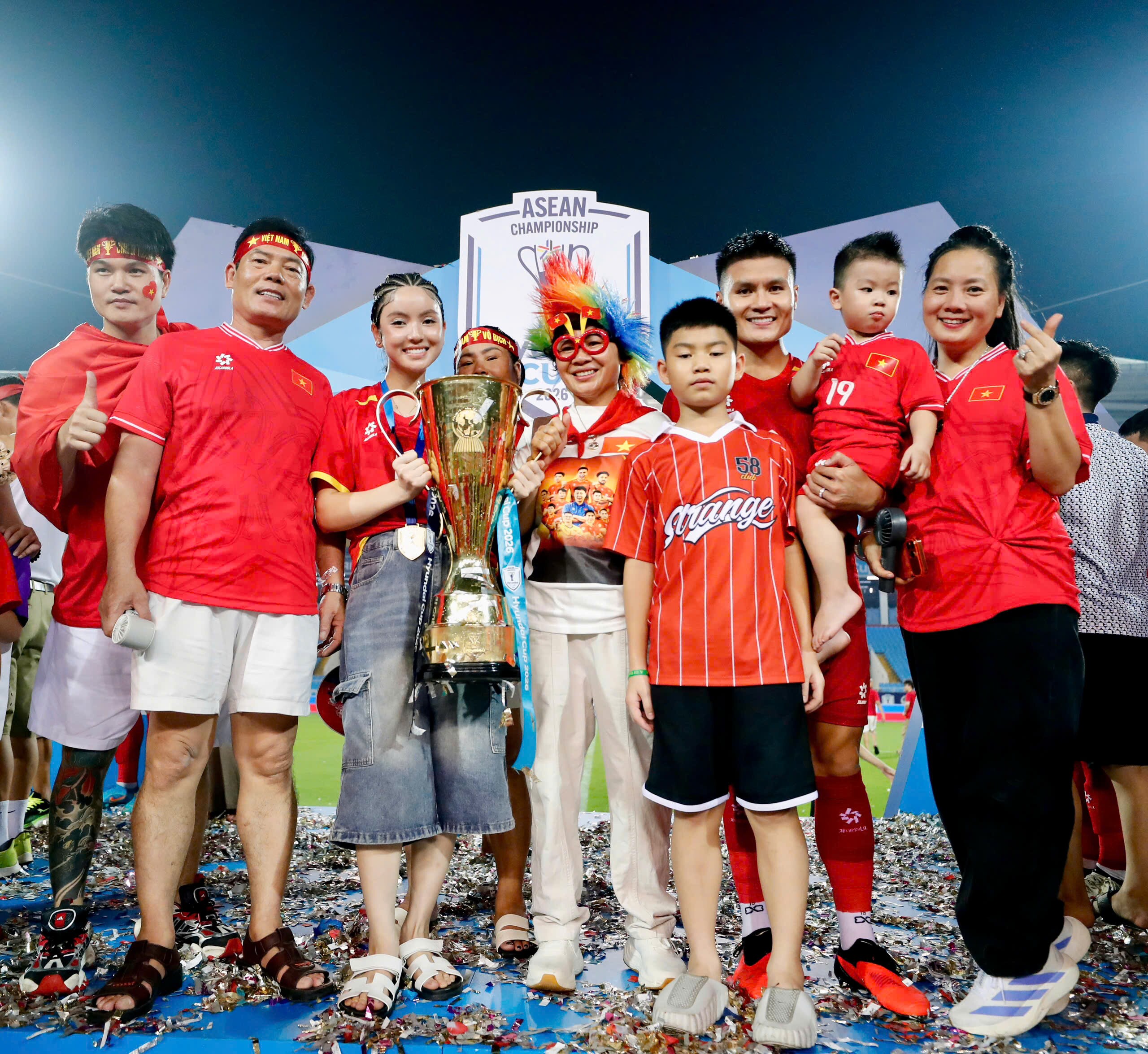 Văn Hậu được vợ xinh “thưởng nóng”, bà xã Quang Hải tự hào chiến tích vô địch AFF Cup - 8