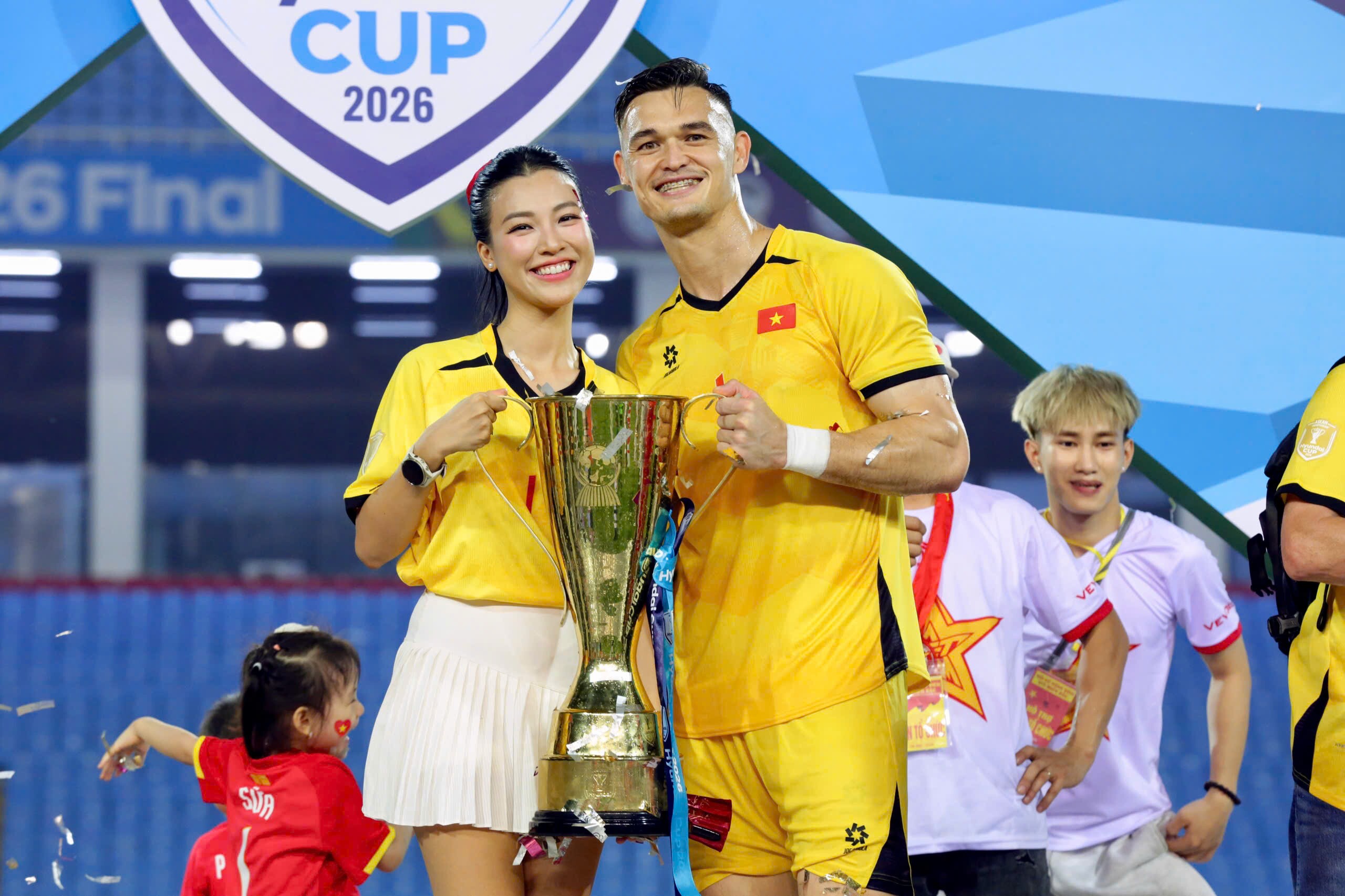 Văn Hậu được vợ xinh “thưởng nóng”, bà xã Quang Hải tự hào chiến tích vô địch AFF Cup - 12