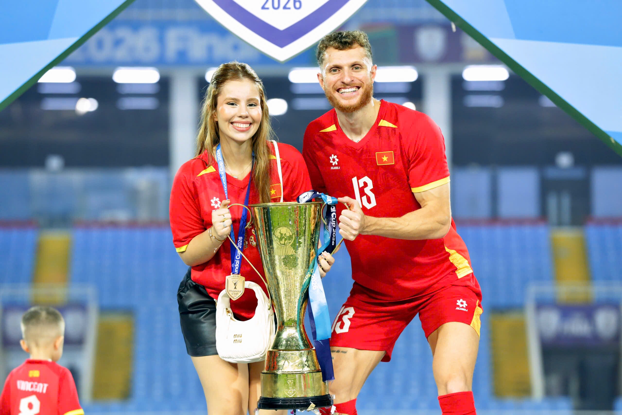 Văn Hậu được vợ xinh “thưởng nóng”, bà xã Quang Hải tự hào chiến tích vô địch AFF Cup - 14