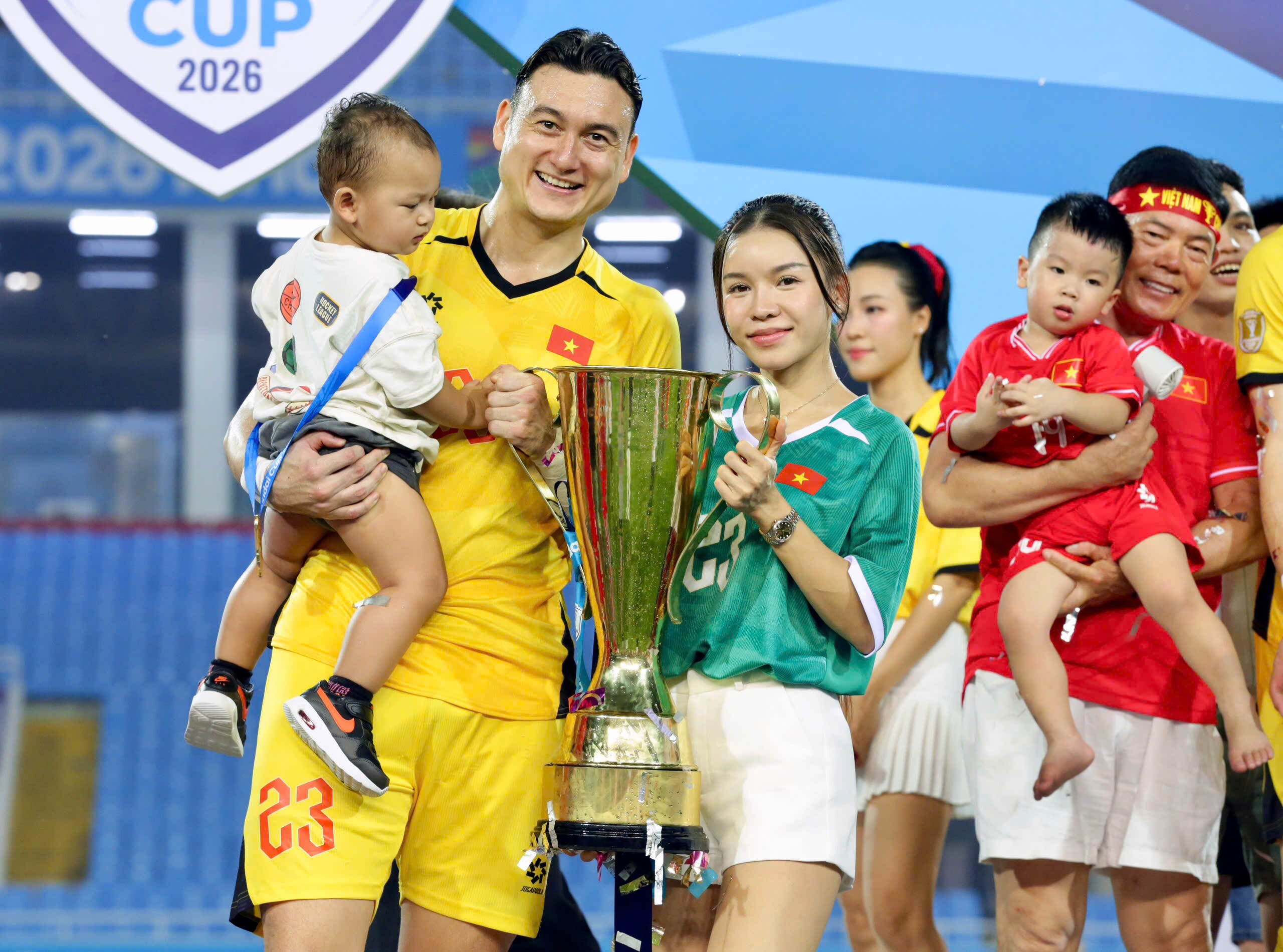 Văn Hậu được vợ xinh “thưởng nóng”, bà xã Quang Hải tự hào chiến tích vô địch AFF Cup - 13