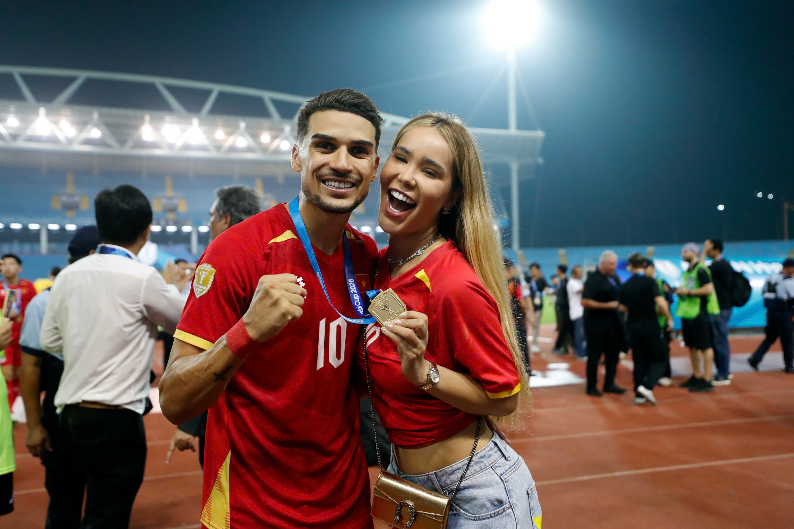 Văn Hậu được vợ xinh “thưởng nóng”, bà xã Quang Hải tự hào chiến tích vô địch AFF Cup - 9