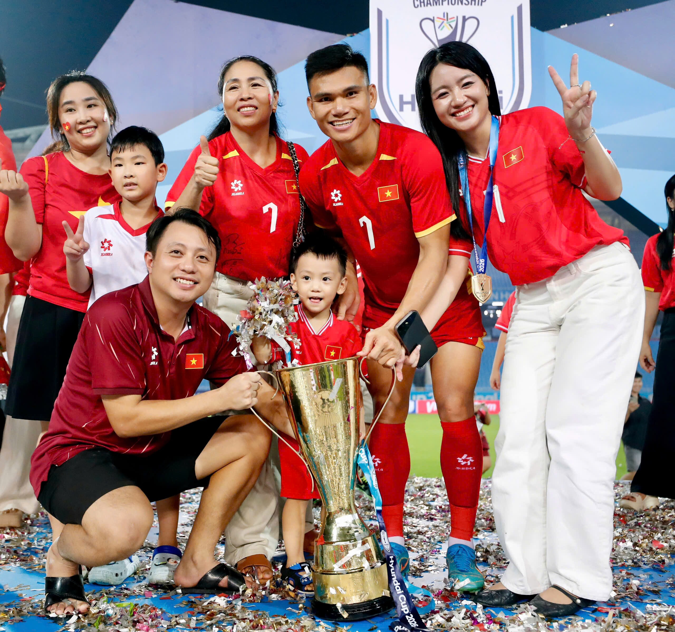 Văn Hậu được vợ xinh “thưởng nóng”, bà xã Quang Hải tự hào chiến tích vô địch AFF Cup - 5