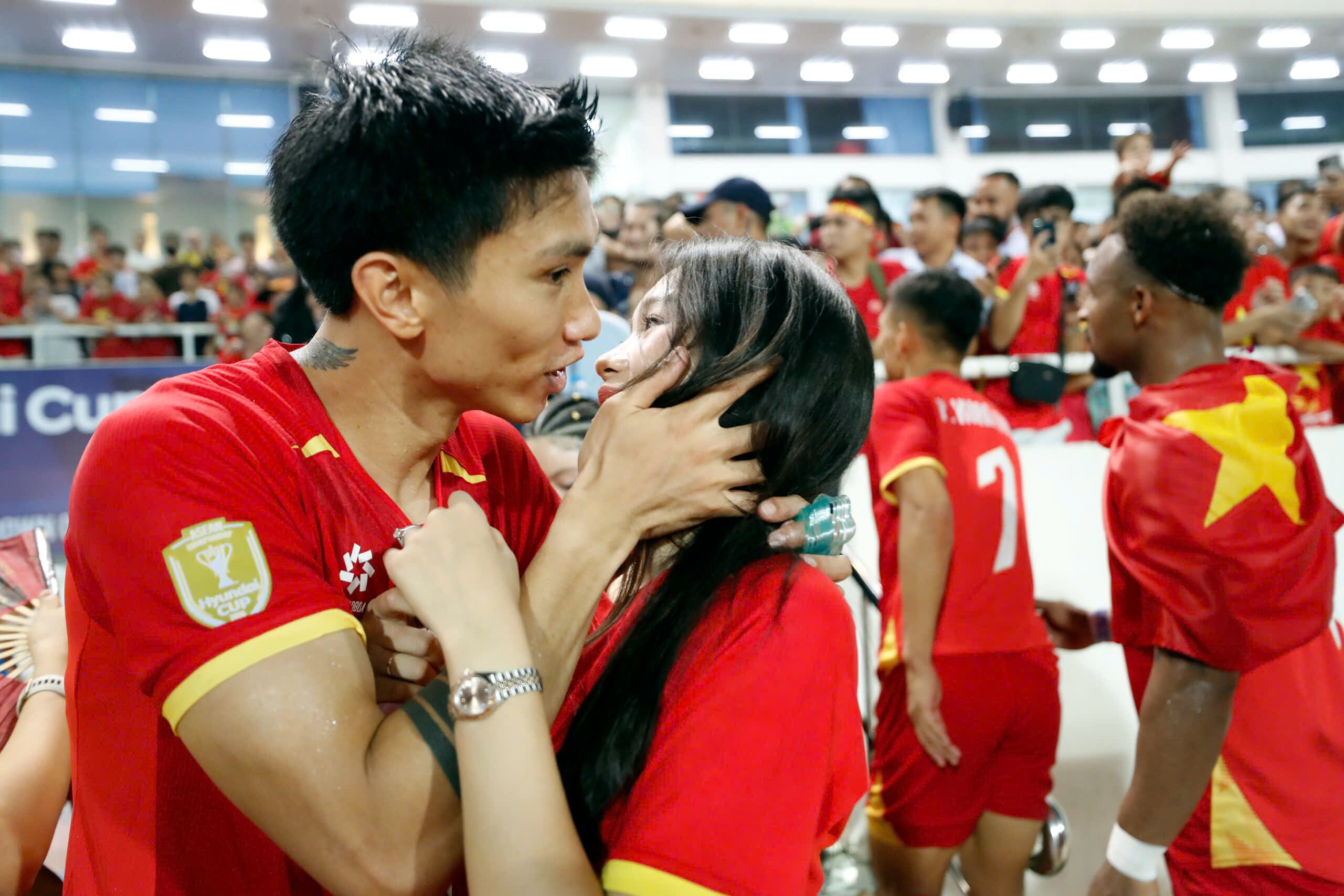 Văn Hậu được "thưởng nóng" ngay sau chung kết AFF Cup 2026