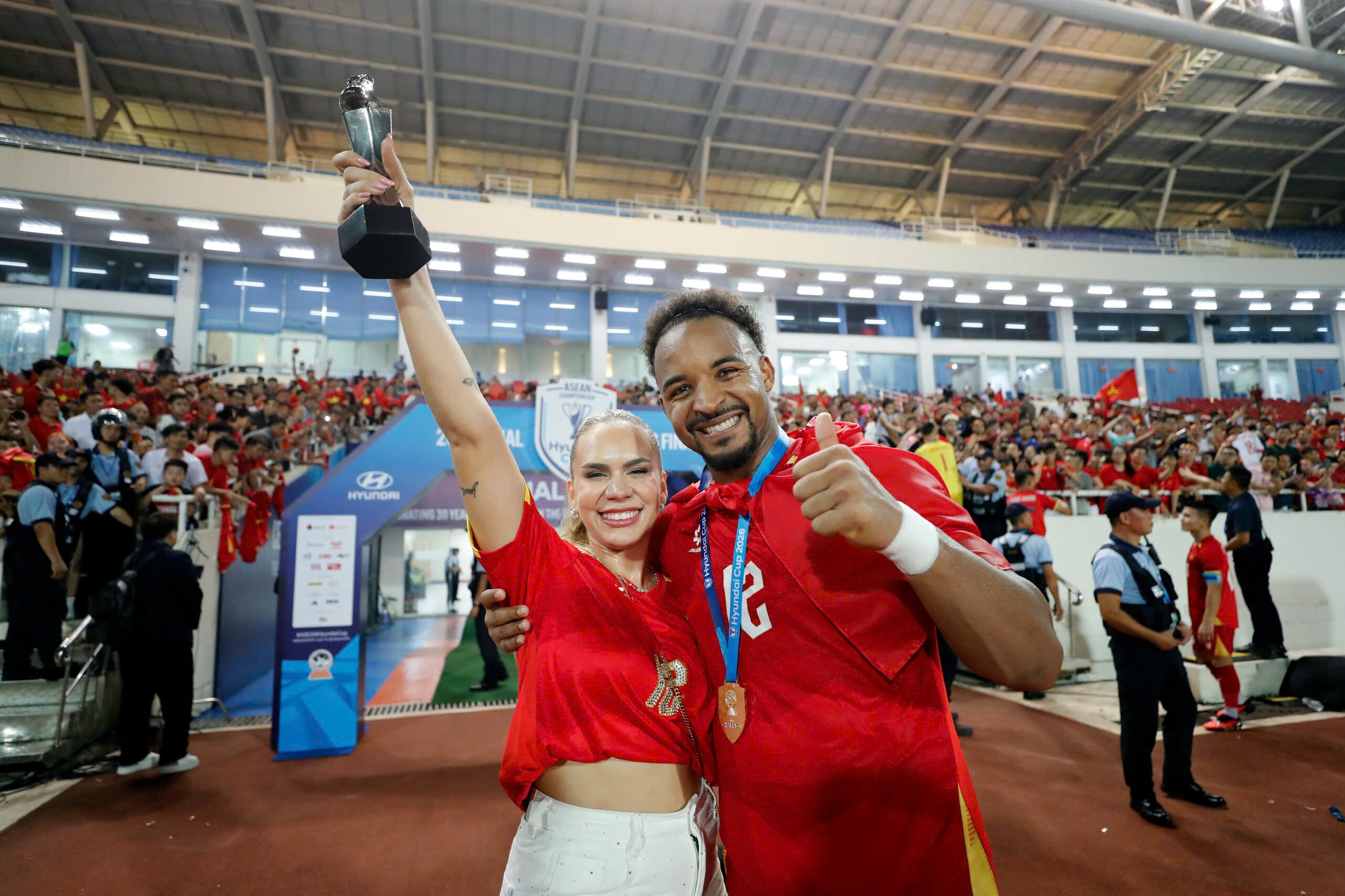 Văn Hậu được vợ xinh “thưởng nóng”, bà xã Quang Hải tự hào chiến tích vô địch AFF Cup - 10