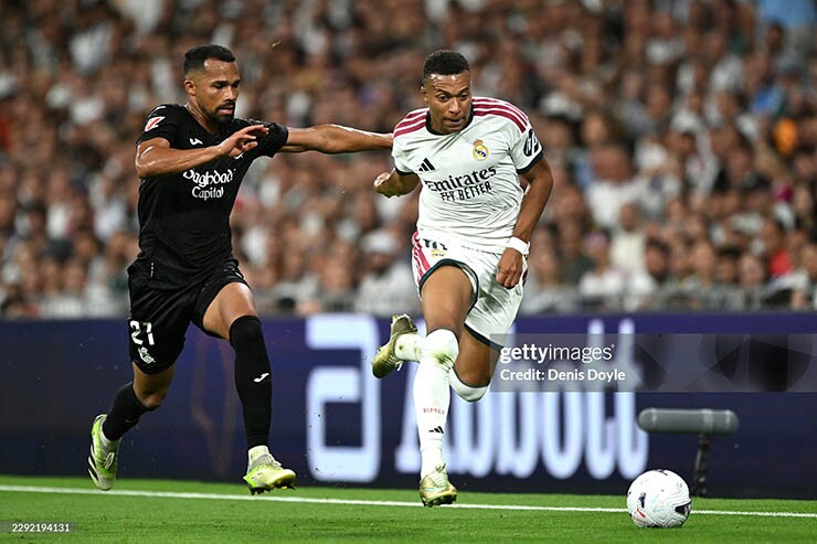 Real Madrid (áo trắng) so tài Sociedad