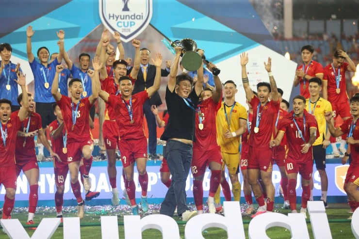 HLV Kim Sang Sik rất 'mát tay', giúp tuyển Việt Nam lần đầu bảo vệ thành công danh hiệu ASEAN Cup. Ảnh: S.N