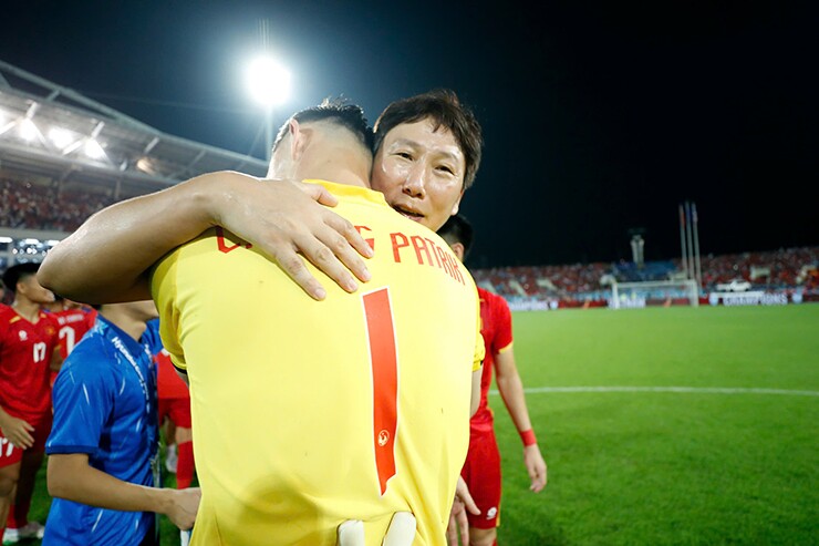 Thủ môn Lê Giang Patrik  xuất sắc nhất AFF Cup, bất ngờ được hôn cúp vô địch thế giới - 4