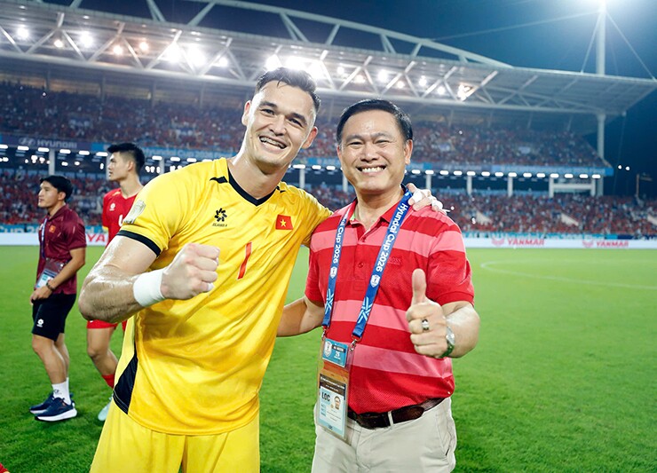 Thủ môn Lê Giang Patrik  xuất sắc nhất AFF Cup, bất ngờ được hôn cúp vô địch thế giới - 5