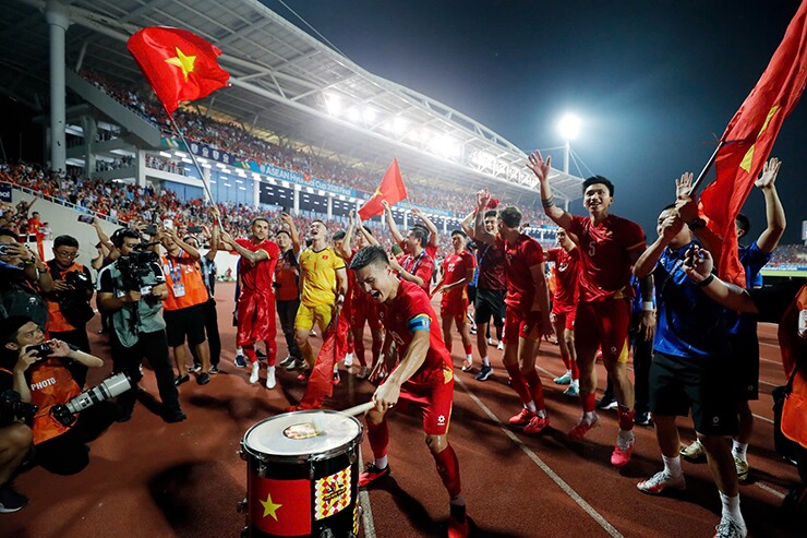 Thủ môn Lê Giang Patrik  xuất sắc nhất AFF Cup, bất ngờ được hôn cúp vô địch thế giới - 8