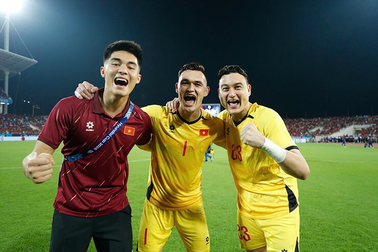 Thủ môn Lê Giang Patrik  xuất sắc nhất AFF Cup, bất ngờ được hôn cúp vô địch thế giới - 2