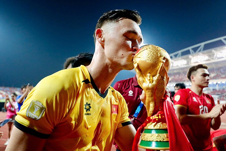 Thủ môn Lê Giang Patrik  xuất sắc nhất AFF Cup, bất ngờ được hôn cúp vô địch thế giới - 6