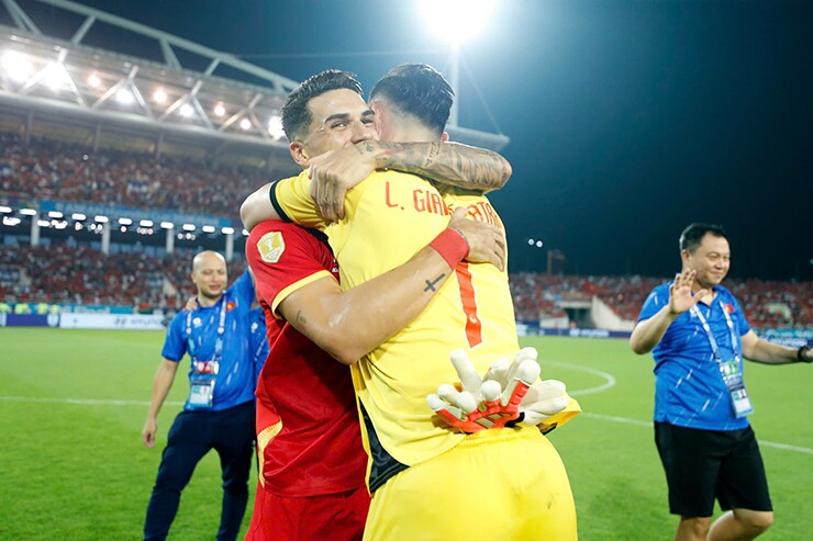 Thủ môn Lê Giang Patrik  xuất sắc nhất AFF Cup, bất ngờ được hôn cúp vô địch thế giới - 3