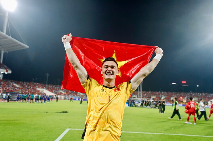 Thủ môn Lê Giang Patrik  xuất sắc nhất AFF Cup, bất ngờ được hôn cúp vô địch thế giới - 1