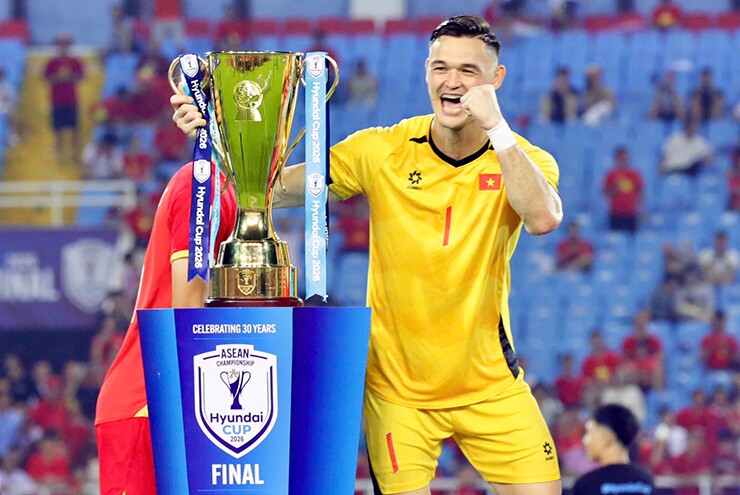 Thủ môn Lê Giang Patrik  xuất sắc nhất AFF Cup, bất ngờ được hôn cúp vô địch thế giới - 7