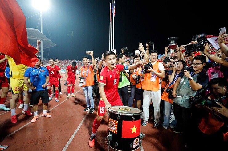 Quang Hải từ "nhạc công" đánh đàn tới nhạc trưởng đánh trống ăn mừng vô địch AFF Cup - 6