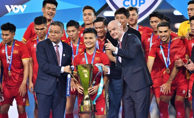 Chủ tịch FIFA trao cúp cho Việt Nam (Ảnh: Dương Thuật).