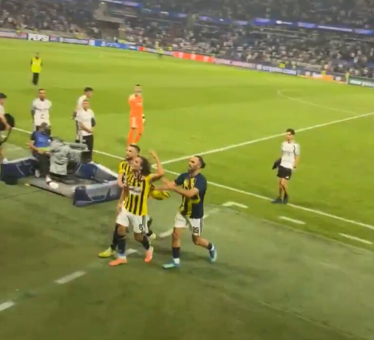 Cựu sao Arsenal ăn mừng khiêu khích, bị hàng trăm CĐV đối thủ truy đuổi ở cúp C1 - 4