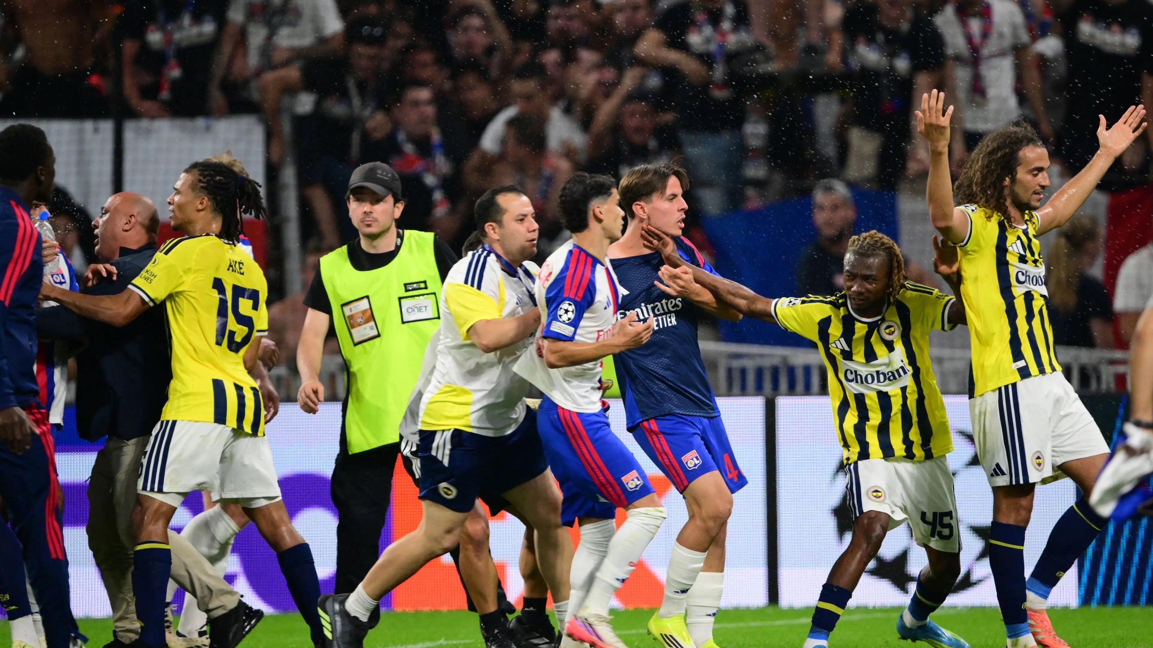 Cựu sao Arsenal ăn mừng khiêu khích, bị hàng trăm CĐV đối thủ truy đuổi ở cúp C1 - 3