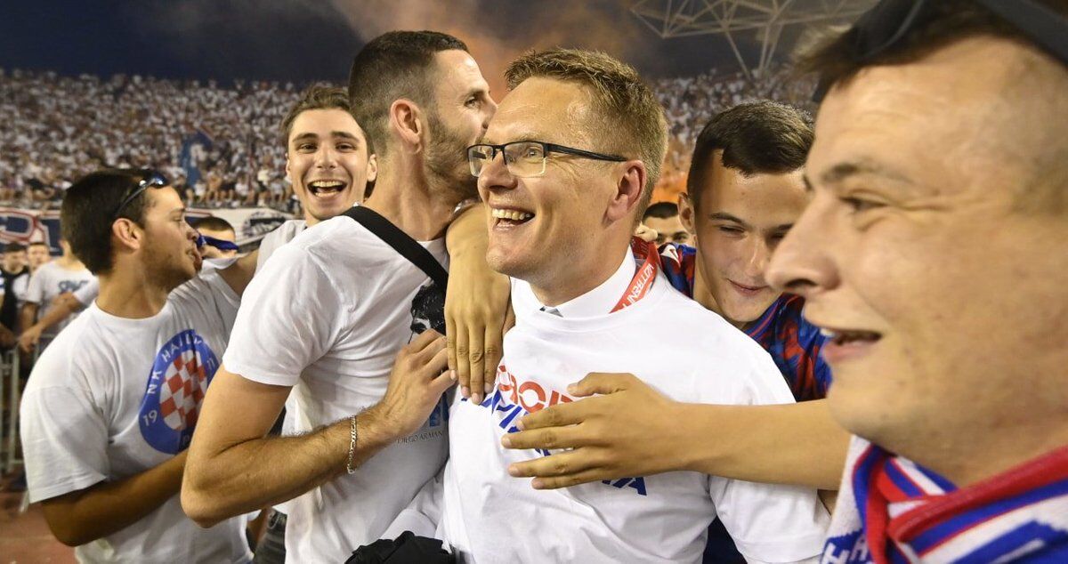 Valdas Dambrauskas (giữa, đeo kính)&nbsp;ăn mừng sau khi đưa Sabah tới Cúp C1