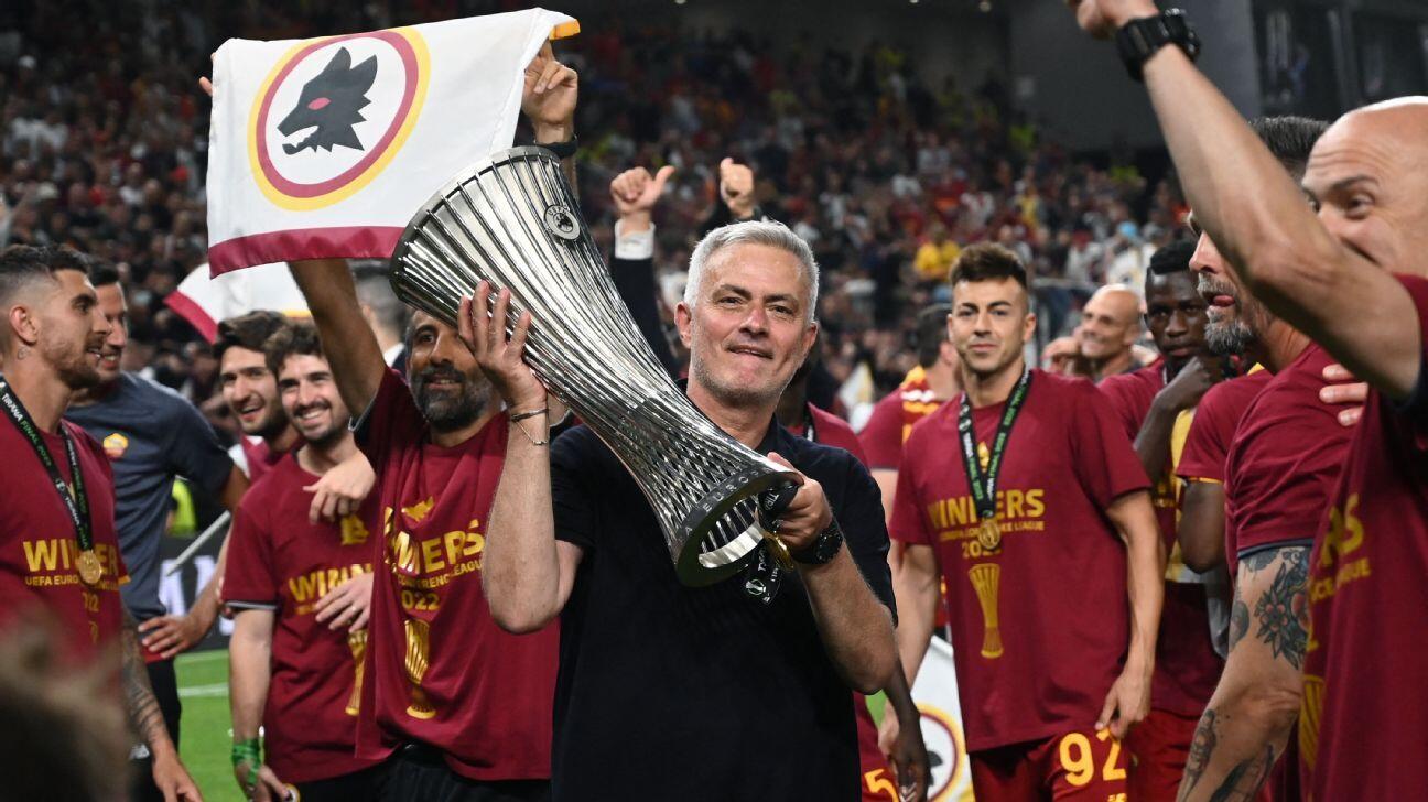 Mourinho bên danh hiệu Conference League cùng Roma năm 2022