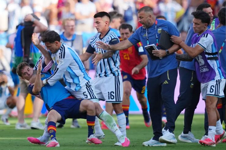 Anh ấy đã mất kiểm soát ở cuối trận chung kết World Cup và ra tay đấm Gavi.