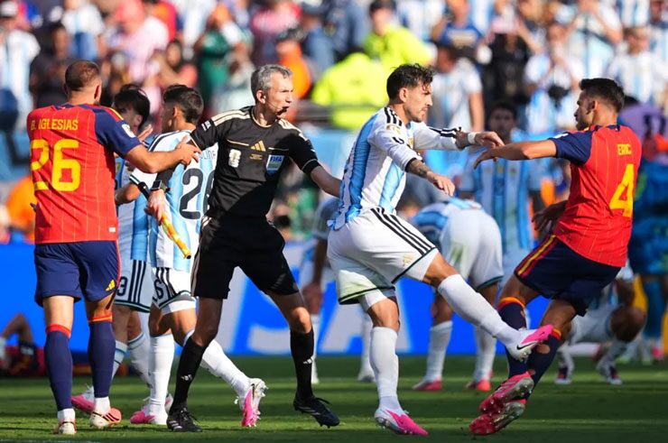 Án treo giò 10 trận của Leandro Paredes hiện có thể được thực hiện trong các trận giao hữu lẫn các trận đấu chính thức.