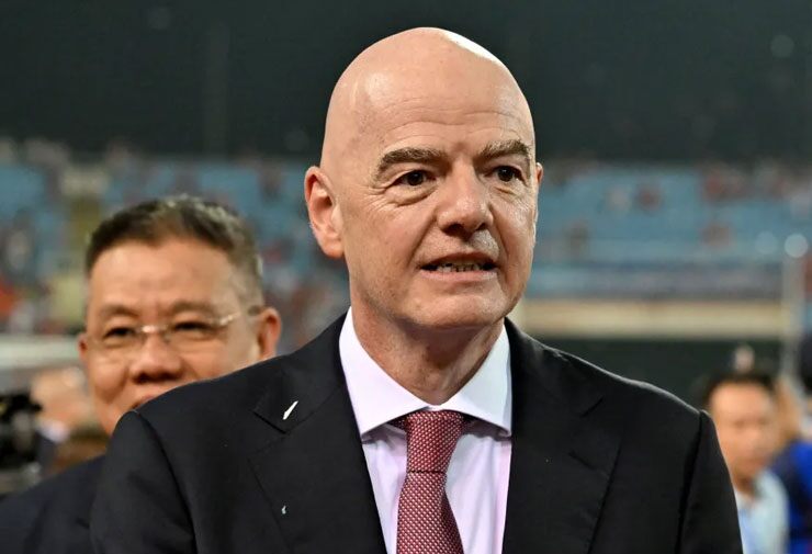 Chủ tịch FIFA Infantino đối mặt vụ kiện hình sự từ UEFA, bị CĐV chỉ trích ở Việt Nam - 1