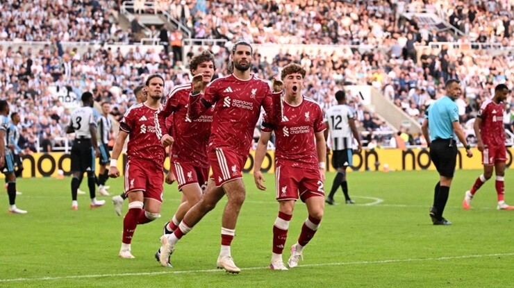 Liverpool thoát thua hú vía trước Newcastle&nbsp;ở trận ra quân