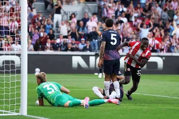 Tham vọng của Tottenham sớm&nbsp;bị dội gáo nước lại bằng thất bại tan nát trước&nbsp;Brentford