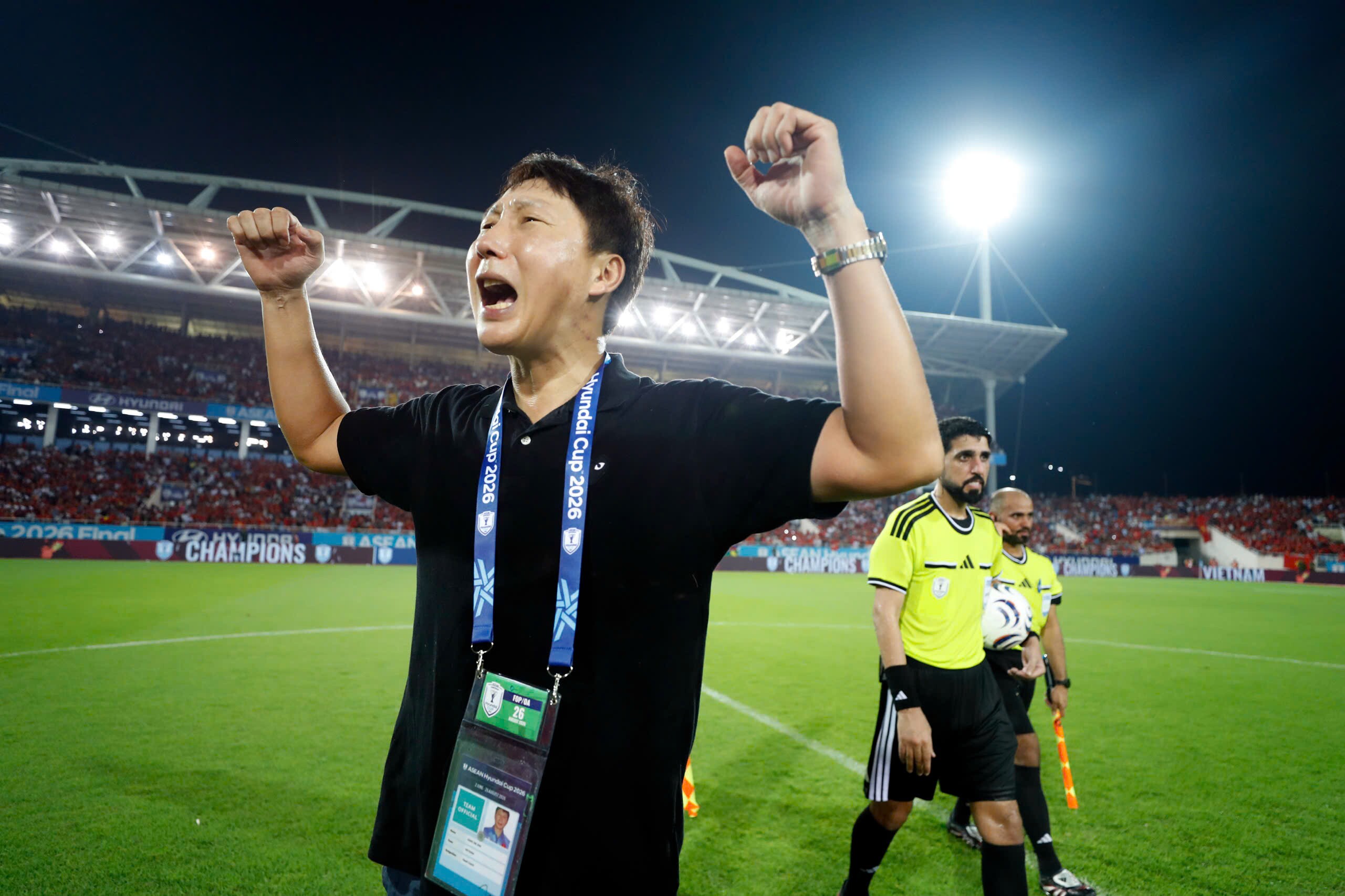 HLV Kim Sang Sik "cháy" hết mình ở lễ trao giải AFF Cup 2026