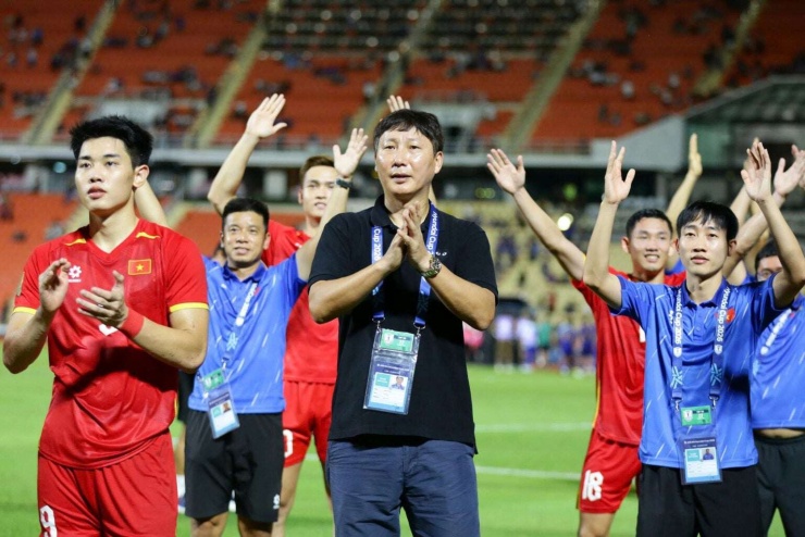 HLV Kim Sang-sik và Nguyễn Đình Bắc được dành sự tập trung tối đa cho FIFA ASEAN Cup 2026 thay vì phân tâm cùng U23 Việt Nam ở ASIAD 2026. Ảnh: VFF