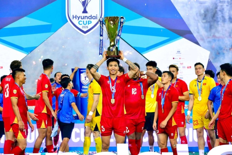 Đoàn Văn Hậu nâng cao chiếc cúp ASEAN Cup 2026. Ảnh: FBNV.