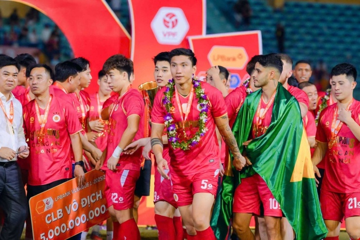 Đoàn Văn Hậu cùng CLB CAHN vô địch V.League 2025/2026. Ảnh: FBNV.