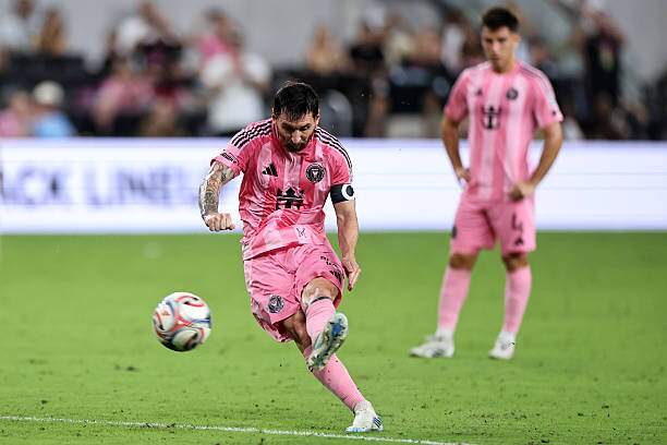 Messi ghi 2 bàn từ đá phạt trực tiếp trước Montreal để tổng cộng 74 lần sút phạt thành bàn trong sự nghiệp