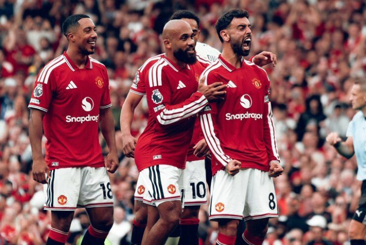 MU bay cao tại sân Old Trafford dù bị dẫn trước