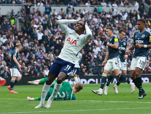 Tottenham (áo trắng) đang chơi rất tệ
