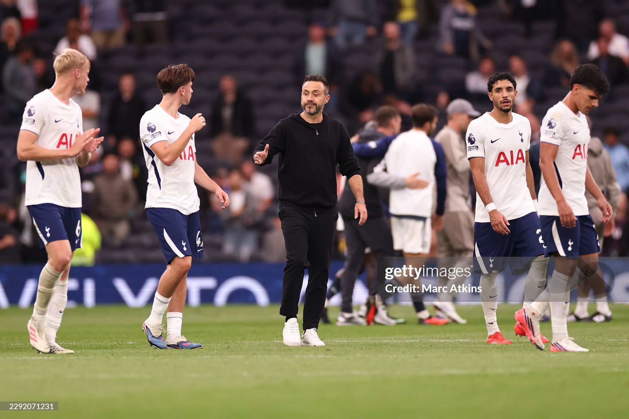 HLV De Zerbi đang gặp quá nhiều khó khăn với tập thể của Tottenham