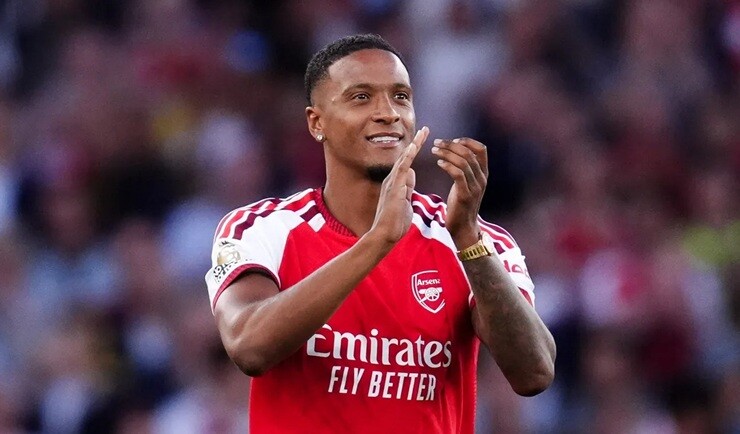 Sự xuất hiện của Konsa khiến hàng thủ Arsenal trở nên chật chội hơn