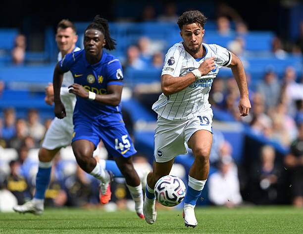 Tuyến giữa Chelsea không giữ được bóng và đặt đội nhà trước áp lực liên tục kể cả khi đã dẫn 3 bàn