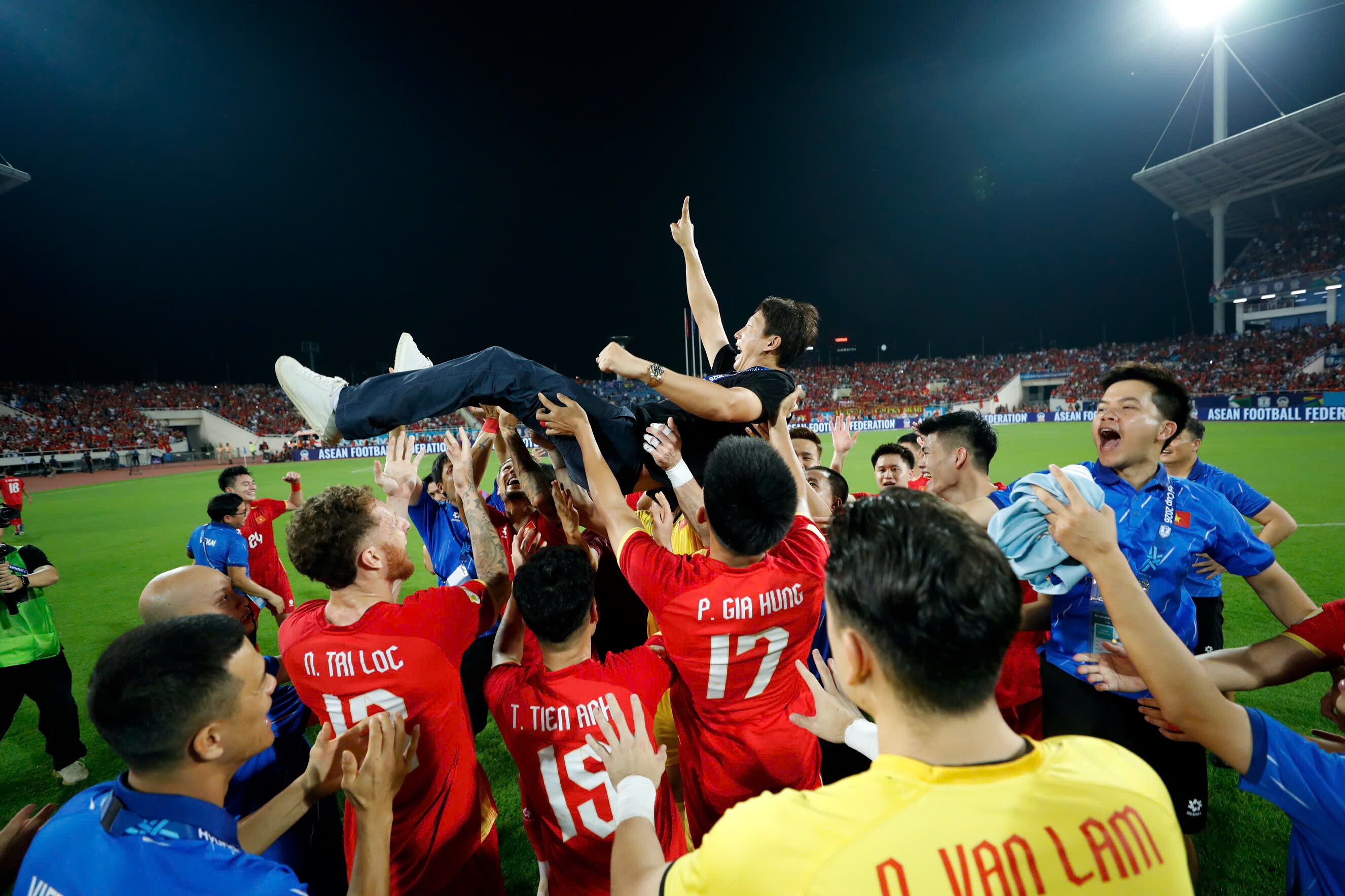 Thầy trò HLV Kim Sang Sik có thể mơ về Asian Cup, diễn ra vào tháng 1 năm sau
