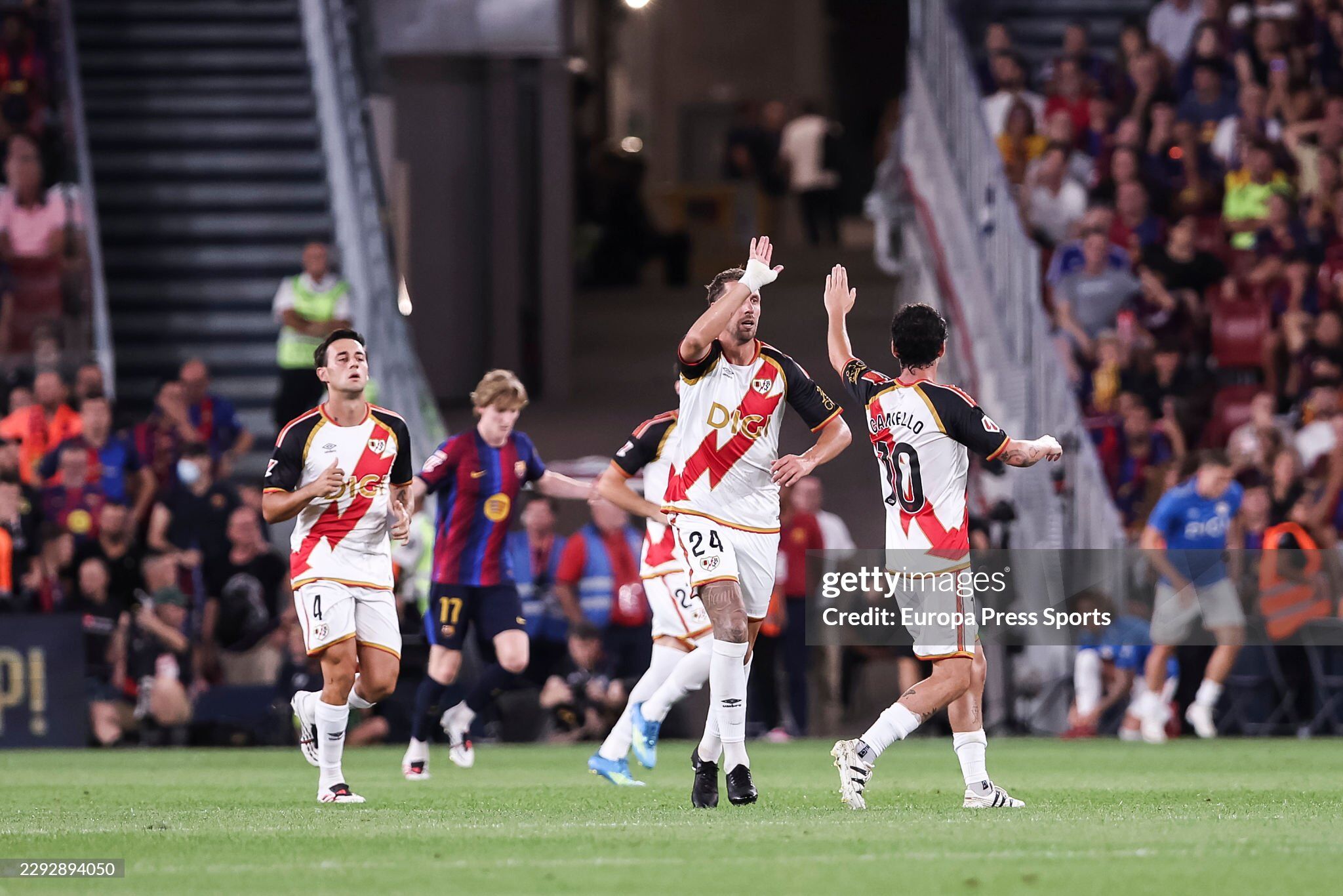 Dù chỉ là Vallecano, Barca cũng thủng lưới tới 2 lần và còn ngay trên sân nhà