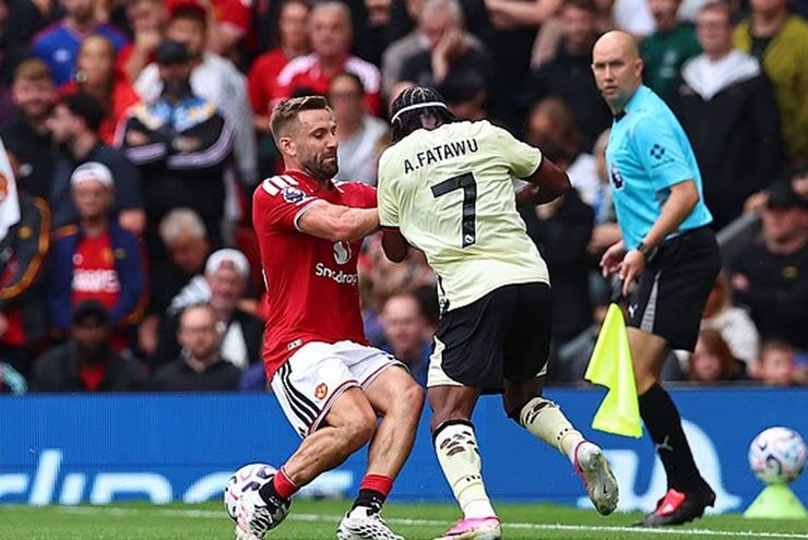 Luke Shaw bị&nbsp;Abdul Fatawu vượt qua dẫn tới bàn mở tỷ số cho Ipswich